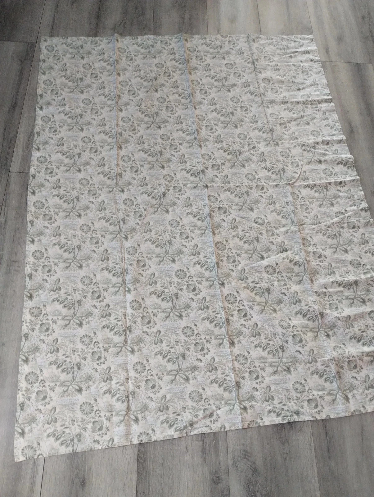 Nappe ou tissu ton vert pastel Urge Paris , 162*122
162*122